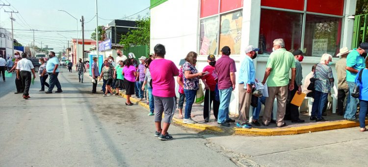 Por falta de documentación se hacen largas filas de adultos mayores