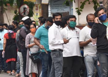 El repunte de casos de COVID-19 en la India demora el suministro de las vacunas a nivel mundial