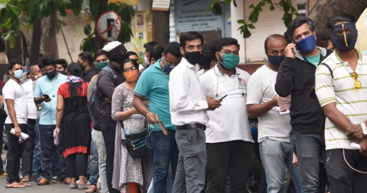 El repunte de casos de COVID-19 en la India demora el suministro de las vacunas a nivel mundial