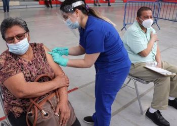 Ya hay fecha de segunda dosis antiCovid para adultos mayores