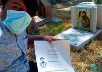 Joven lleva su título universitario a tumba de sus padres
