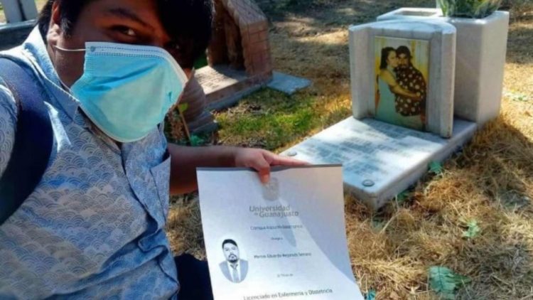 Joven lleva su título universitario a tumba de sus padres