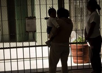 Inegi indica que hay 415 madres en la cárcel junto a sus hijos en México