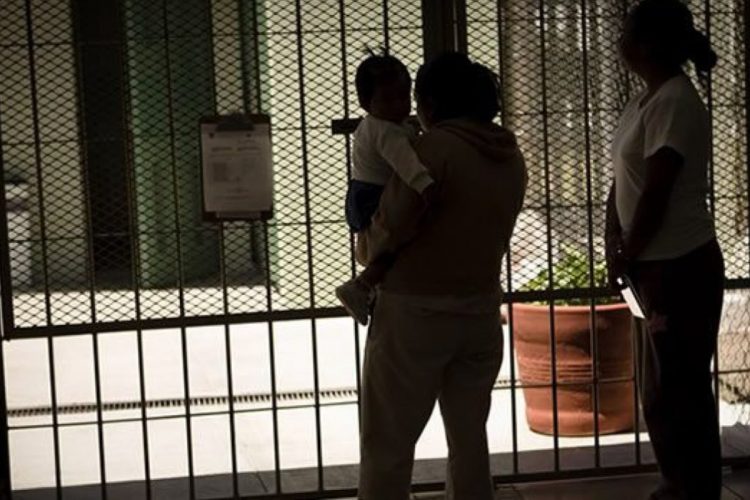 Inegi indica que hay 415 madres en la cárcel junto a sus hijos en México