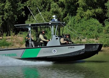 Rescatan a dos mexicanos a punto de ahogarse