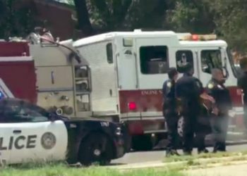 Niño lesionado al caer de auto en movimiento
