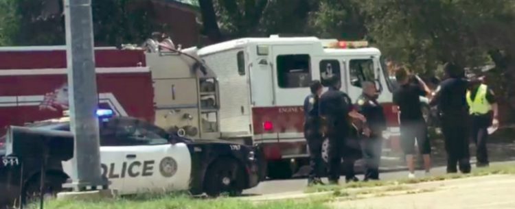 Niño lesionado al caer de auto en movimiento