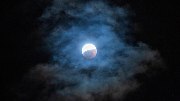 Cuándo y cómo ver el eclipse total de superluna o “luna de sangre” que ocurre este mes
