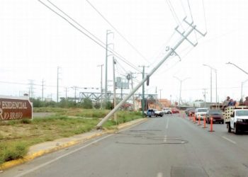 Poste a punto de caer amenaza seguridad de automovilistas