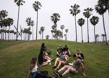 Estados Unidos permite a vacunados dejar atrás cubrebocas y distancia