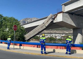 Se desploma viga de 15 metros de puente en Nuevo León