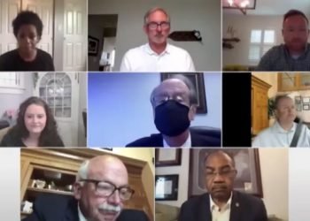 VIDEO | Un senador de EU participa de una videoconferencia mientras conduce y coloca un falso fondo; lo descubren por un detalle