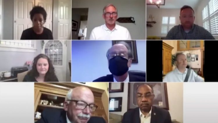 VIDEO | Un senador de EU participa de una videoconferencia mientras conduce y coloca un falso fondo; lo descubren por un detalle