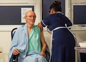 Murió William Shakespeare, el primer hombre en recibir la vacuna contra el coronavirus