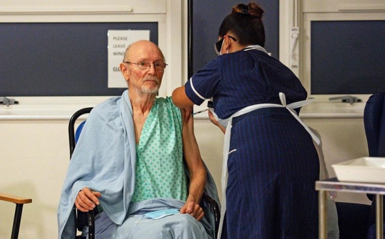 Murió William Shakespeare, el primer hombre en recibir la vacuna contra el coronavirus