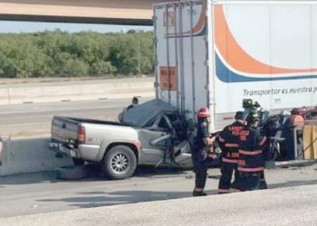 Joven se debate entre la vida tras estrellarse contra caja-tráiler