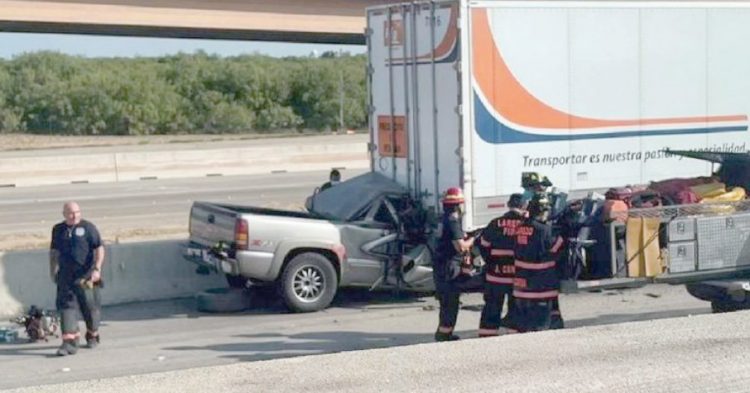 Joven se debate entre la vida tras estrellarse contra caja-tráiler