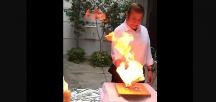 Candidato de Puebla prende fuego a su mano para declararse listo para debate | VIDEO