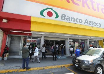 Empleados de Banco Azteca detectan a mujer nerviosa y evitan extorsión