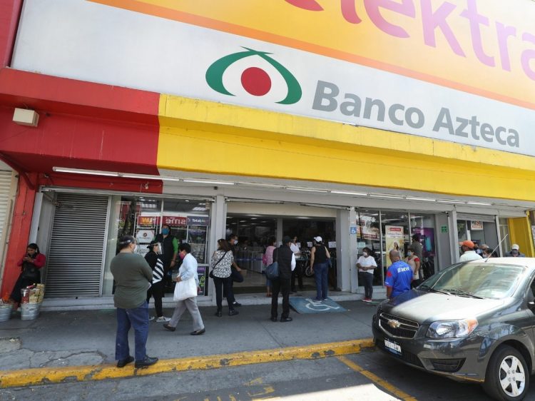 Empleados de Banco Azteca detectan a mujer nerviosa y evitan extorsión