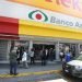 Empleados de Banco Azteca detectan a mujer nerviosa y evitan extorsión