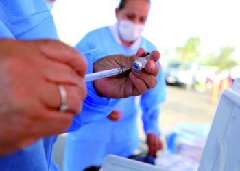 Arrancarían vacunación a mayores de 50 años