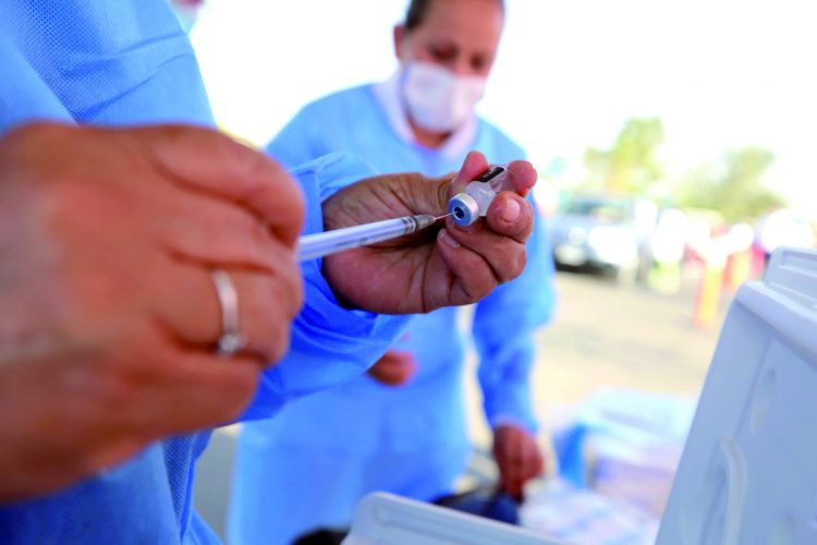 Arrancarían vacunación a mayores de 50 años