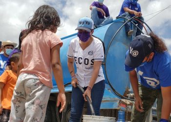 Dedica Yahleel tiempo y atención total para llevar agua a afectados