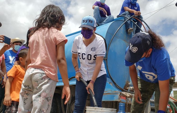 Dedica Yahleel tiempo y atención total para llevar agua a afectados