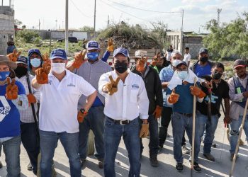 Apoyan Rivas y su equipo a vecinos de la Constitucional