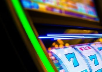 Pareja deja a sus hijos encerrados en un auto para ir a jugar a casino de Panamá