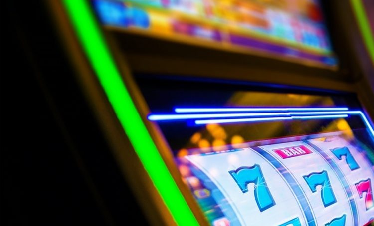 Pareja deja a sus hijos encerrados en un auto para ir a jugar a casino de Panamá