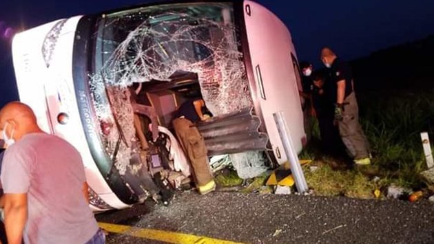 Volcadura en carretera Monterrey-Reynosa deja seis muertos y 20 heridos