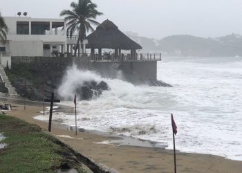 El huracán Enrique pasa junto a la costa suroeste de México | VIDEO