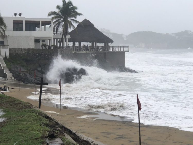 El huracán Enrique pasa junto a la costa suroeste de México | VIDEO