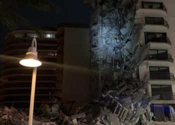 Captan desplome de edificio en Miami; reportan un muerto y 99 desparecidos | VIDEO