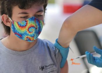 Urgen vacunar a adolescentes