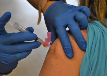 Vacunan a diario unos 40 neolaredenses en consulado