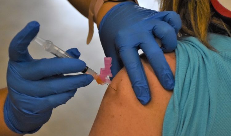 Vacunan a diario unos 40 neolaredenses en consulado