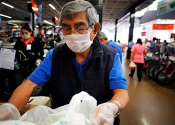 Adultos mayores no volverán a Walmart México porque clientes no quieren que toquen sus compras