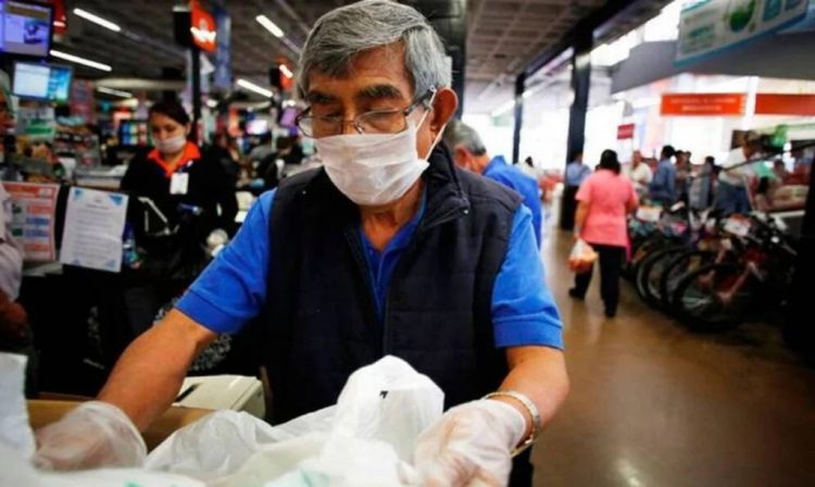 Adultos mayores no volverán a Walmart México porque clientes no quieren que toquen sus compras