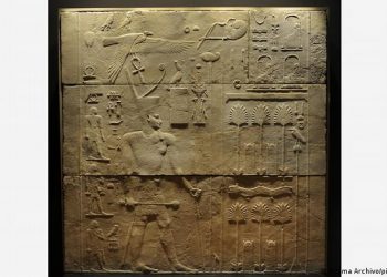 Agricultor descubre una losa egipcia de la época bíblica, tiene 2.600 años de antigüedad