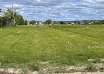 Descubren más de 700 tumbas anónimas en un internado indígena en Canadá