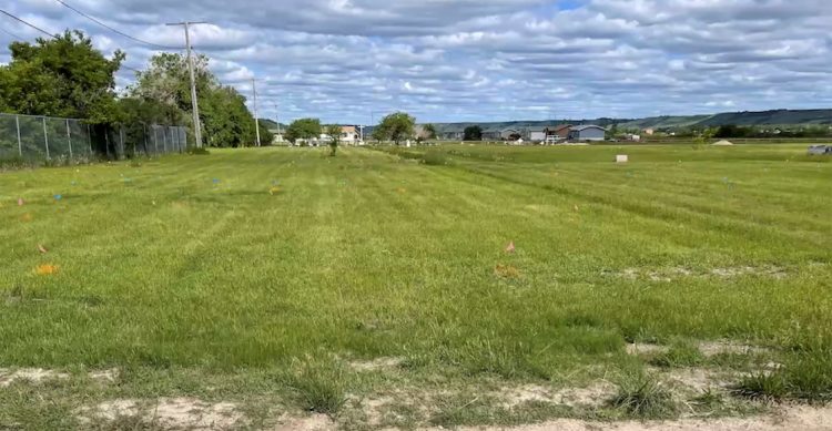 Descubren más de 700 tumbas anónimas en un internado indígena en Canadá