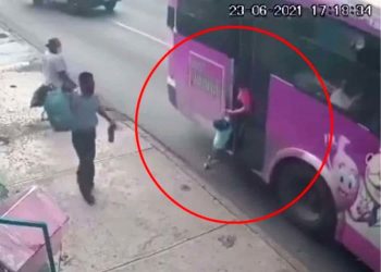 Niño es arrastrado por camión; mamá queda atrapada en la puerta | VIDEO