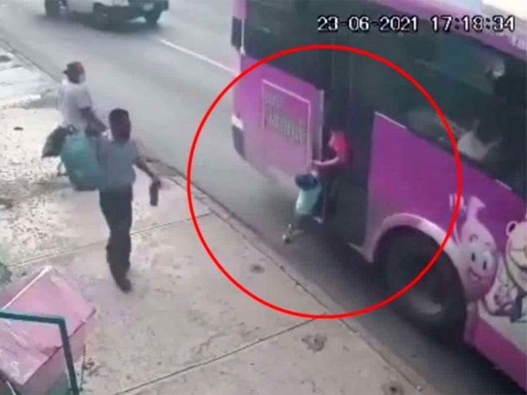 Niño es arrastrado por camión; mamá queda atrapada en la puerta | VIDEO