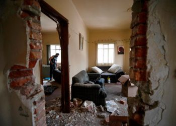 Con mazos y martillos destruyen viviendas para desalojar a familiar