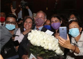 Sin sana distancia entre flores y mariachis, la despedida de las conferencias de López-Gatell