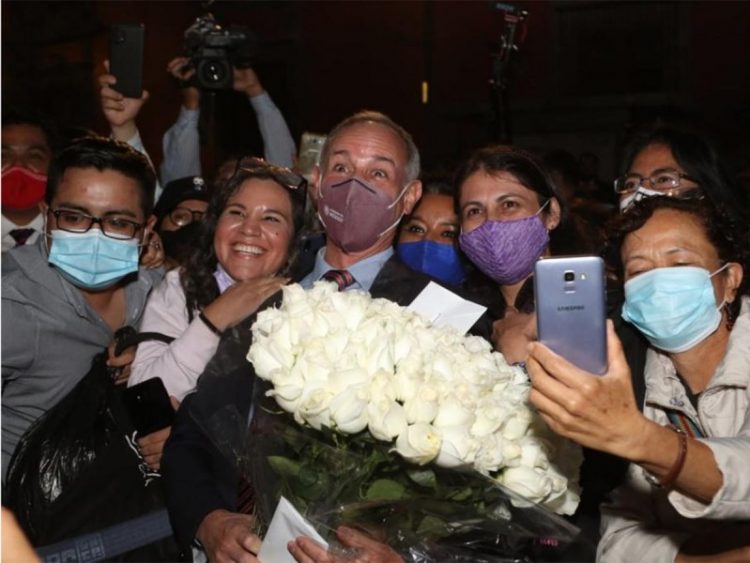 Sin sana distancia entre flores y mariachis, la despedida de las conferencias de López-Gatell