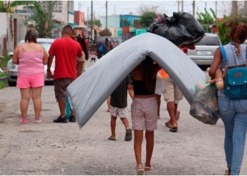 Familias migrantes sobrepasan capacidad de albergues e iglesias en Matamoros